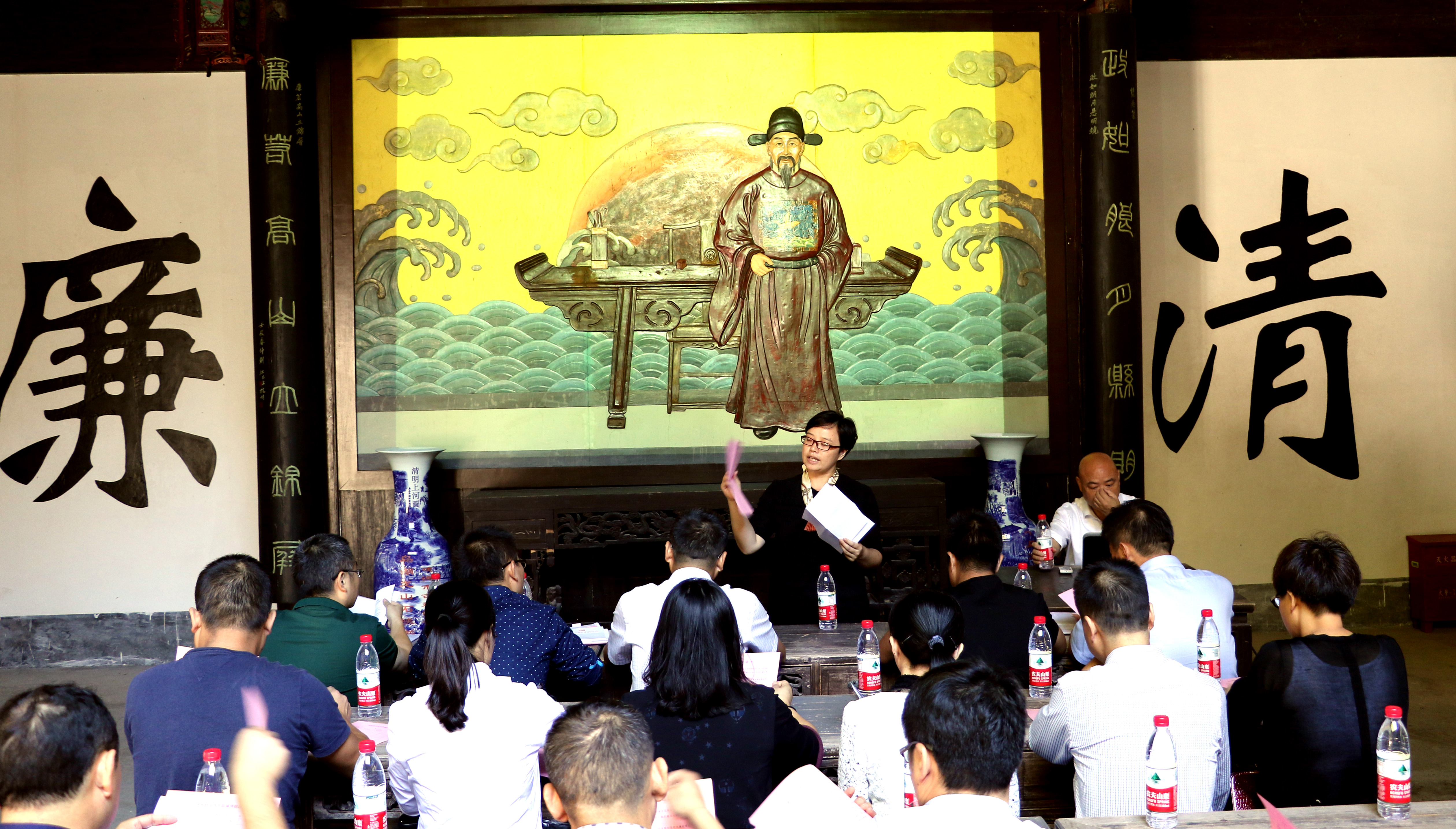 图为学员在廉政讲堂听廉政文化课3.JPG