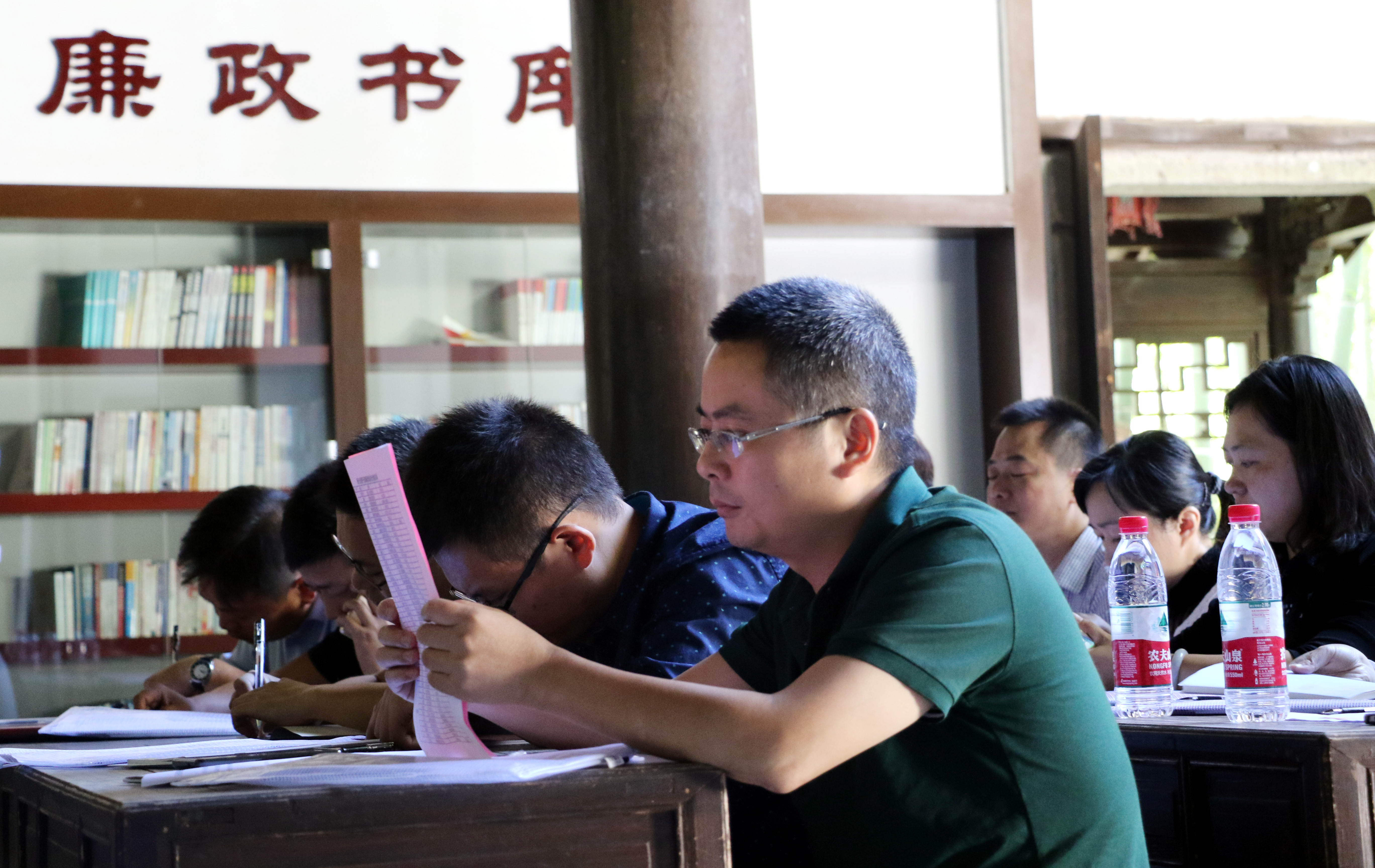 图为学员正在认真阅读廉政承诺.JPG
