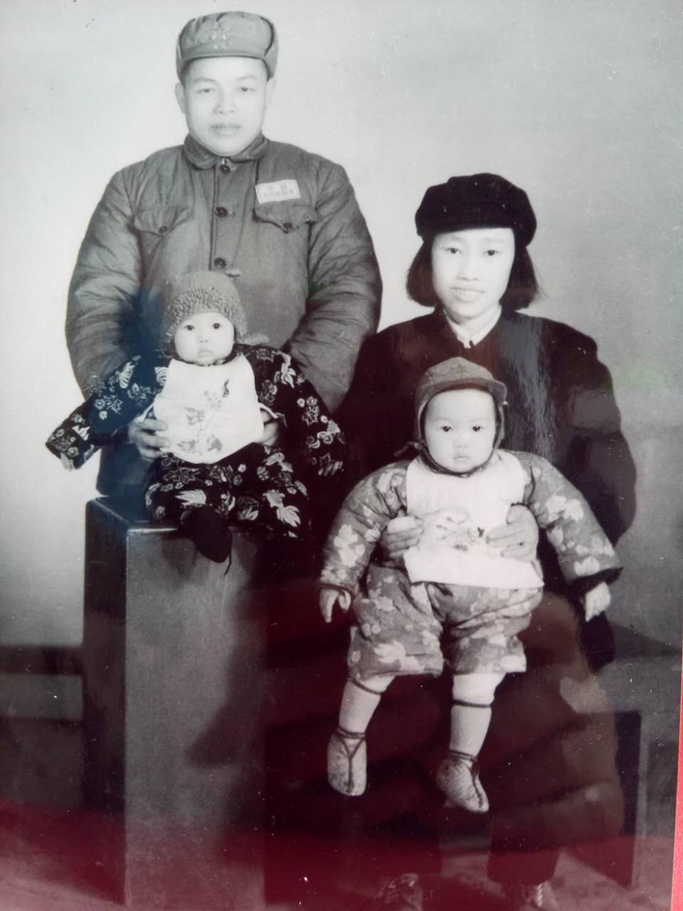谭玉福夫妇与女儿.jpg