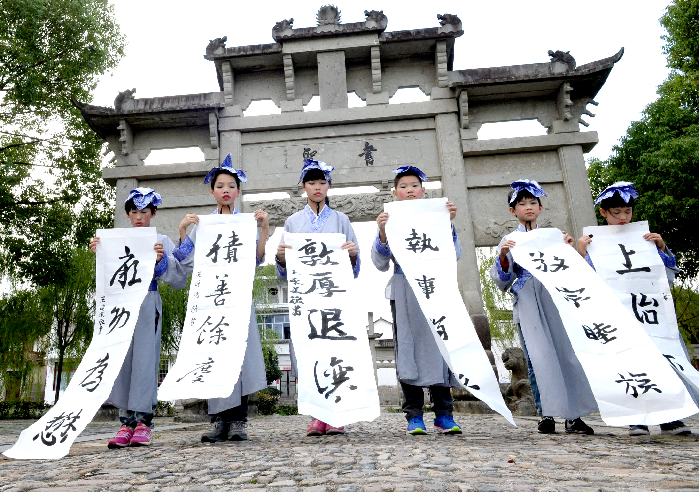 学生在华堂村祠堂前书写王氏家训.jpg
