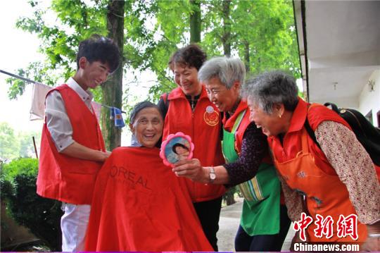 浙江“龙游大妈”成志愿服务生力军铸就温暖屏障