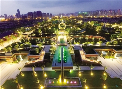 每当夜幕降临,温州市城市中央绿轴公园在各式各样的景观照明灯妆扮下