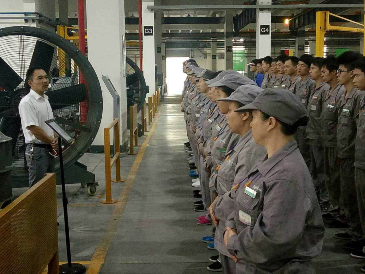 7月19日早上7点，浙江亿利达风机有限公司先锋志愿者彭远贵正在为装配车间的同事们上“平安党课”。.jpg
