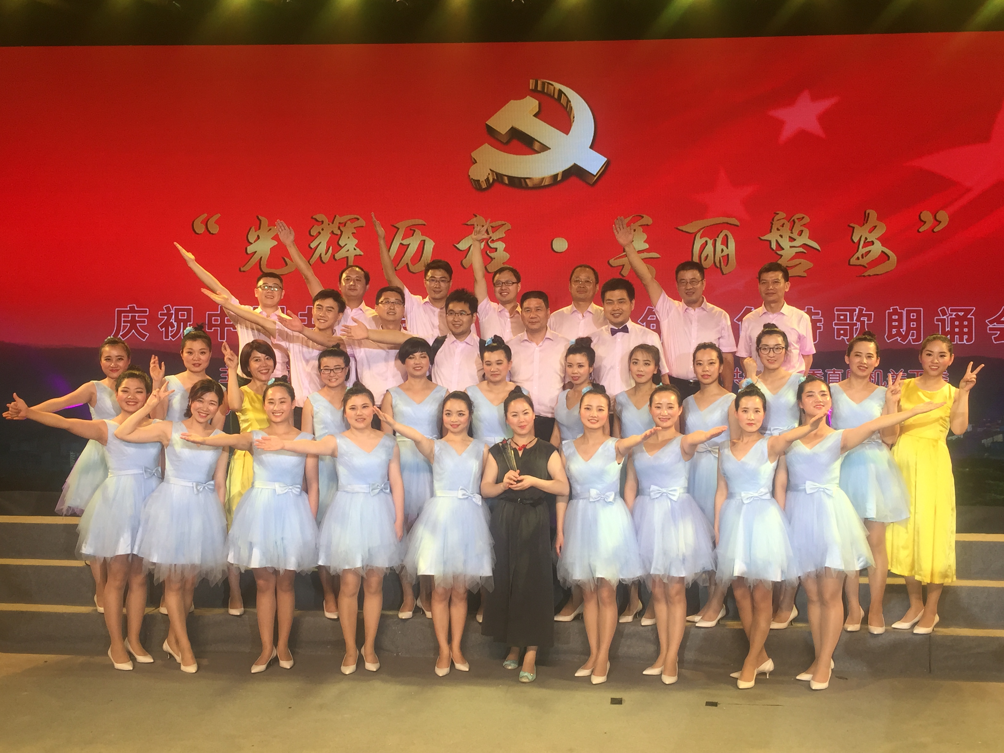 组织参加诗歌朗诵比赛.jpg