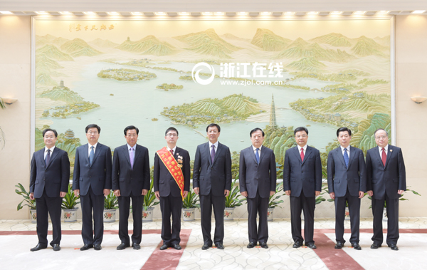 5月4日上午，曹建明检察长（中）、夏宝龙书记等领导与王盛同志（左四）合影。浙江日报记者 黄曙林.jpg
