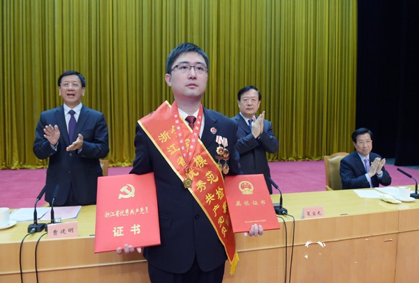 5月4日上午，最高检和省委授予王盛荣誉称号。浙江日报记者 黄曙林_conew1.jpg