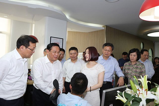 省长李强考察九言科技有限公司。_conew1.jpg