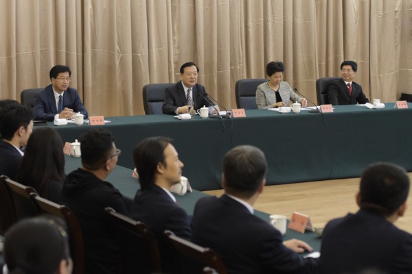 成立大会前，夏宝龙与浙江音乐学院干部和教师代表进行了座谈。浙江日报记者 黄曙林_conew1.jpg