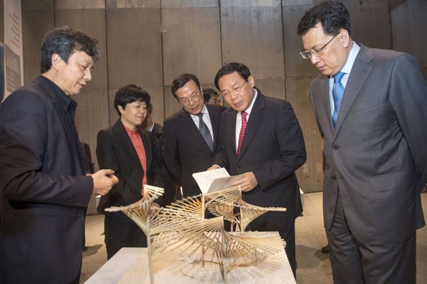 省长李强参观中国设计智造大奖作品展。浙江日报记者 李震宇_conew1.jpg
