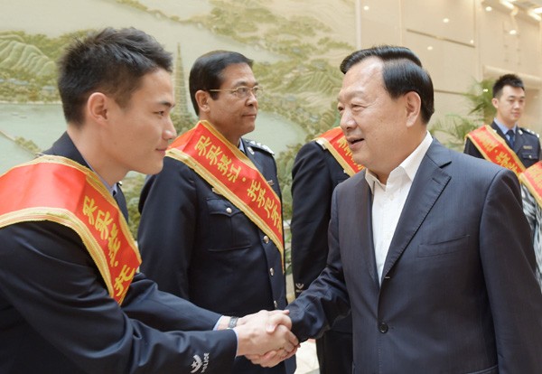 9日上午，夏宝龙书记会见买买提江·托乎尼牙孜同志先进事迹报告团一行。浙江日报记者 黄曙林_conew1.jpg