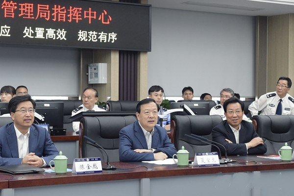 5月17日，夏宝龙考察省监狱局指挥中心，并慰问基层监狱民警。浙江日报记者 黄曙林_conew1.jpg