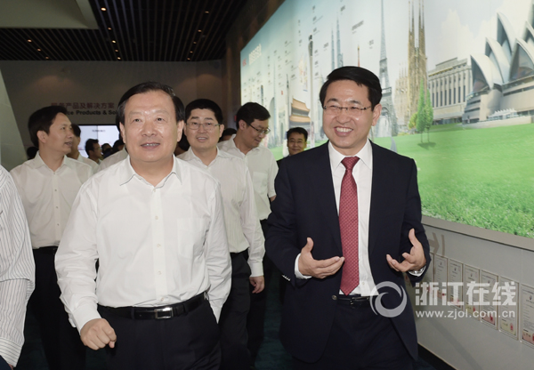 5月26日上午，夏宝龙书记在杭州考察新华三集团。浙江日报记者　黄曙林摄.jpg