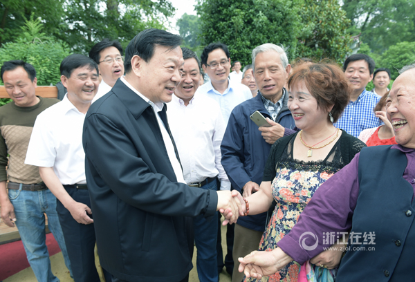 5月20日，夏宝龙书记考察开化县潭头村，了解乡村旅游发展情况。浙江日报记者 黄曙林摄.jpg