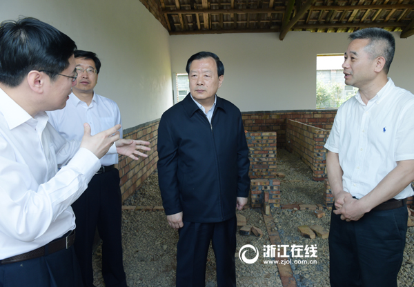 5月19日上午，夏宝龙书记考察衢州市衢江区高家镇溪西养殖小区2。浙江日报记者 黄曙林.jpg