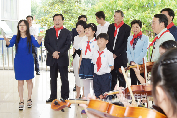 “六一”前夕，夏宝龙书记看望慰问杭州市娃哈哈小学师生。浙江日报记者　黄曙林摄.jpg