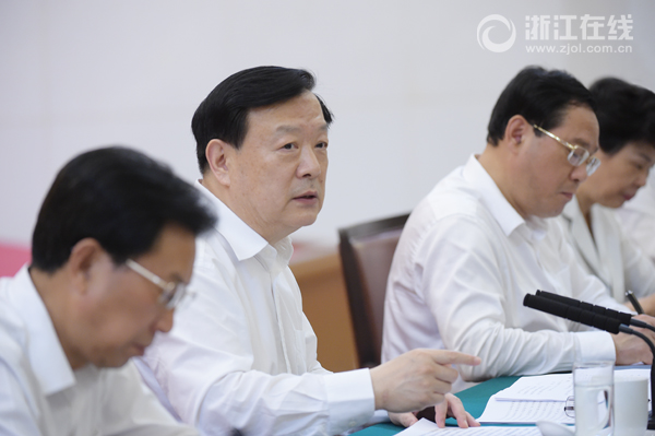 夏宝龙在网络安全和信息化工作座谈会上讲话。浙江日报记者　黄曙林摄.jpg