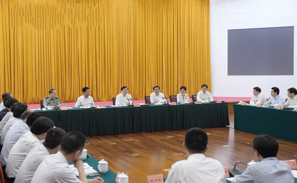 夏宝龙在网络安全和信息化工作座谈会上讲话。浙江日报记者　黄曙林1_conew1.jpg