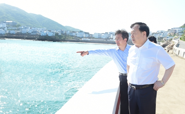 6月13日，夏宝龙书记考察嵊泗县花鸟岛微城慢生活海岛旅游示范岛建设情况。浙江日报记者 黄曙林_conew1.jpg