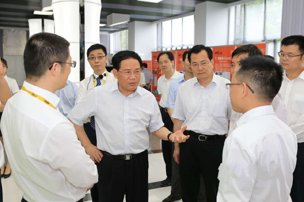 浙江省省长李强在湖州长兴县考察超威集团。_conew1.jpg