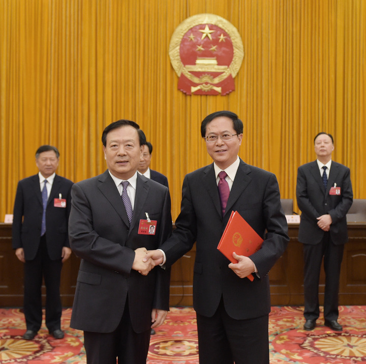 夏宝龙为车俊颁发任命书。浙江日报记者　黄曙林　摄.jpg