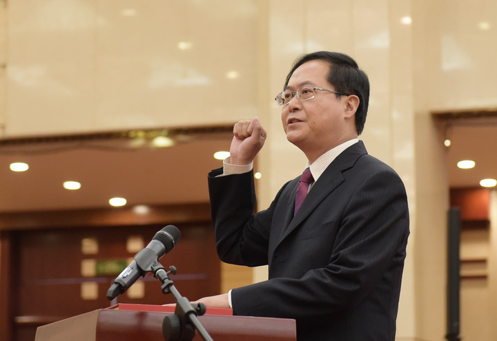 车俊现场进行了宪法宣誓。浙江日报记者　黄曙林　摄.jpg