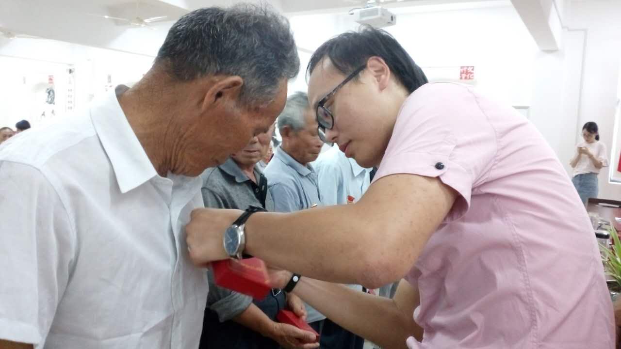 王李涛（右一）为老党员佩戴党龄50年纪念章。.JPG