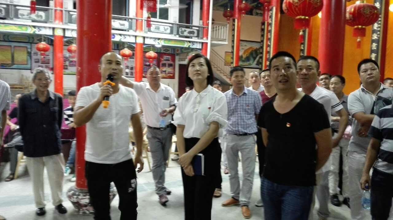 林小青（前排中）参加腾蛟镇党建现场会。.jpg