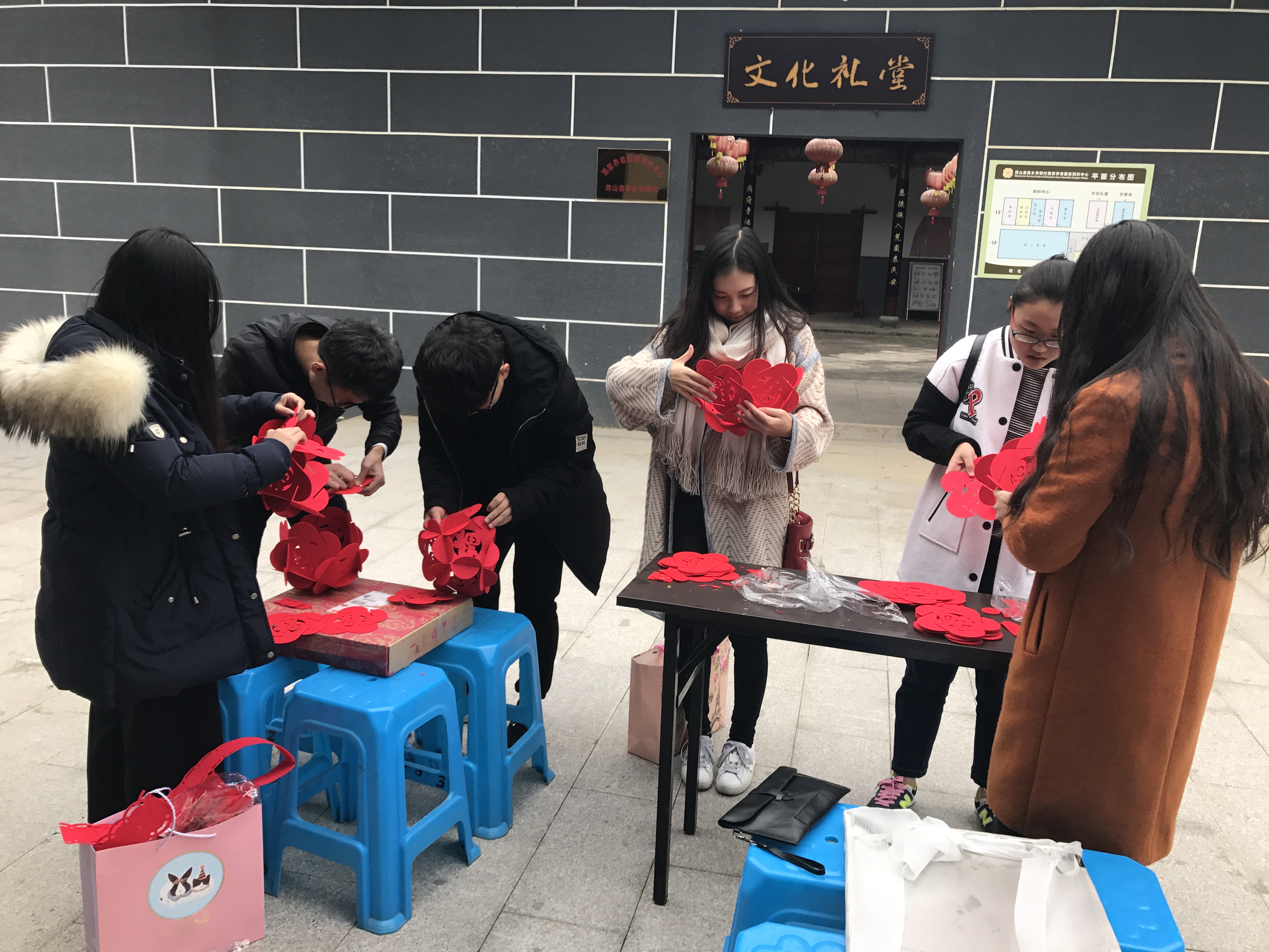 过新年儿、穿新衣，我为礼堂做“嫁衣儿”.jpg