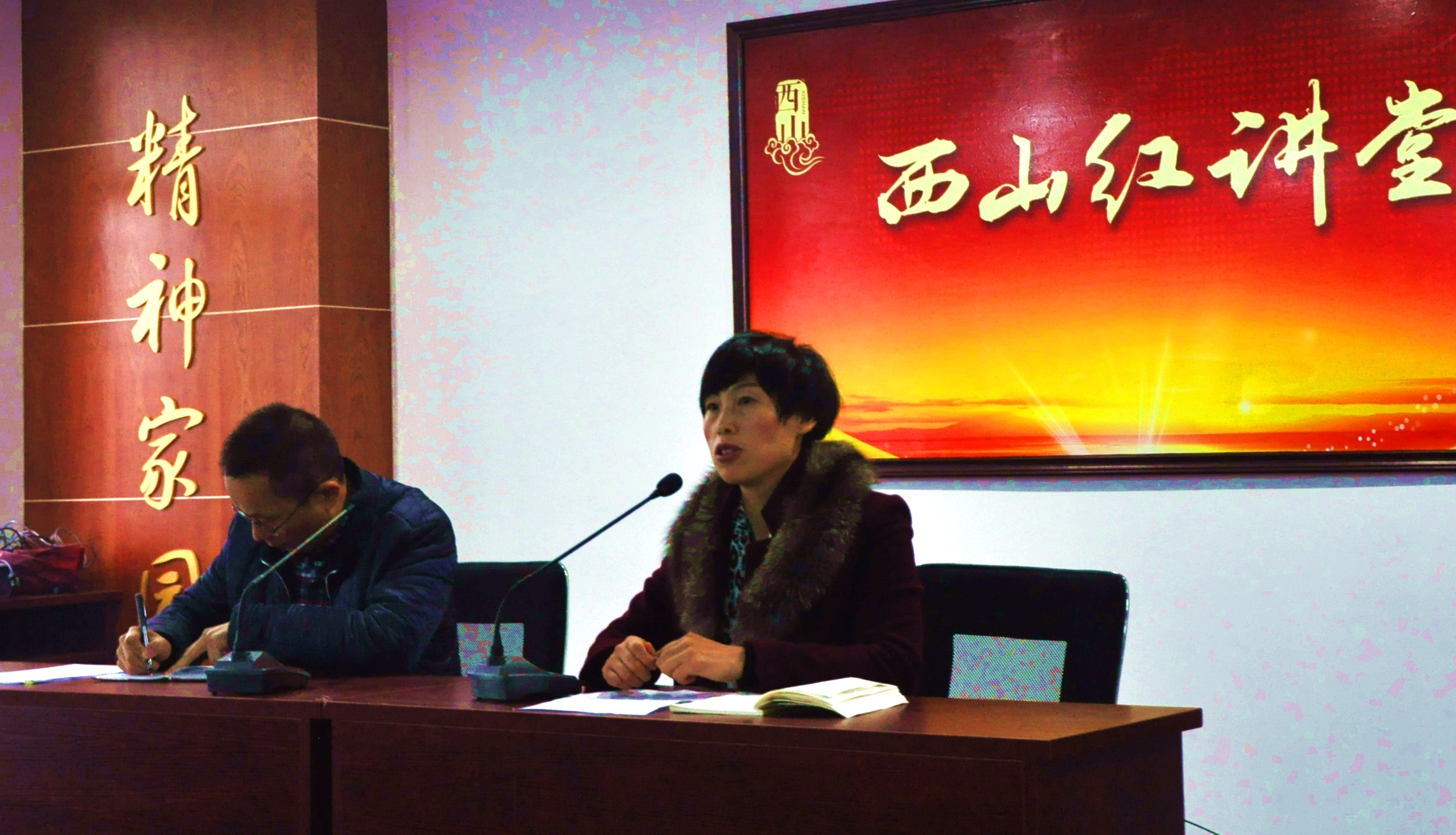 在西山红大讲堂上陈慧利在讲党课.JPG