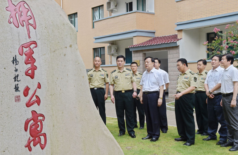 夏宝龙车俊"八一"前夕慰问部队官兵