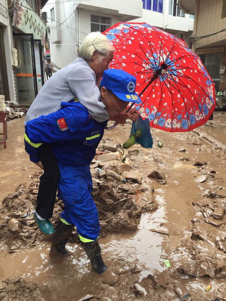 救援人员帮助转移群众.jpg