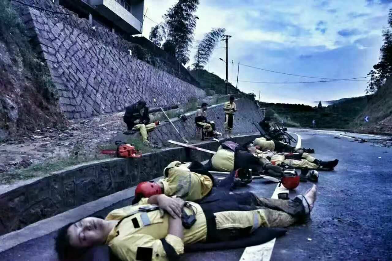 救援人员的最美睡姿.jpg