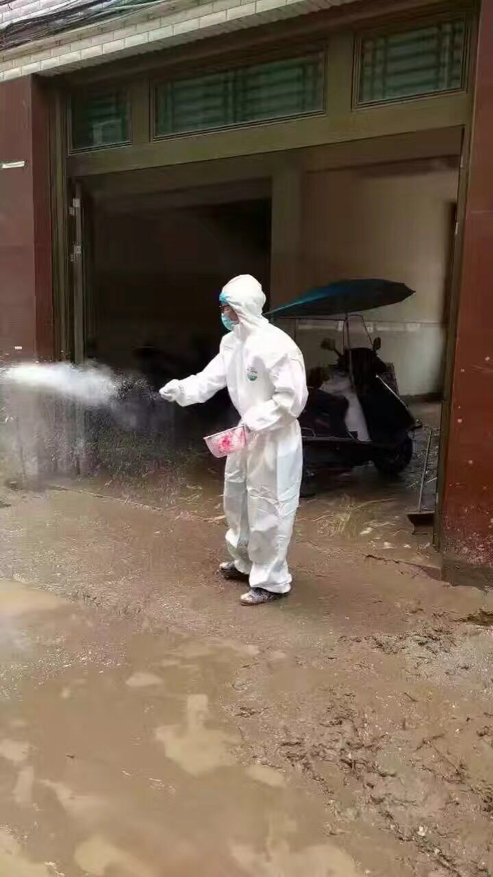 防疫部门党员干部在灾后现场开展消杀工作.jpg