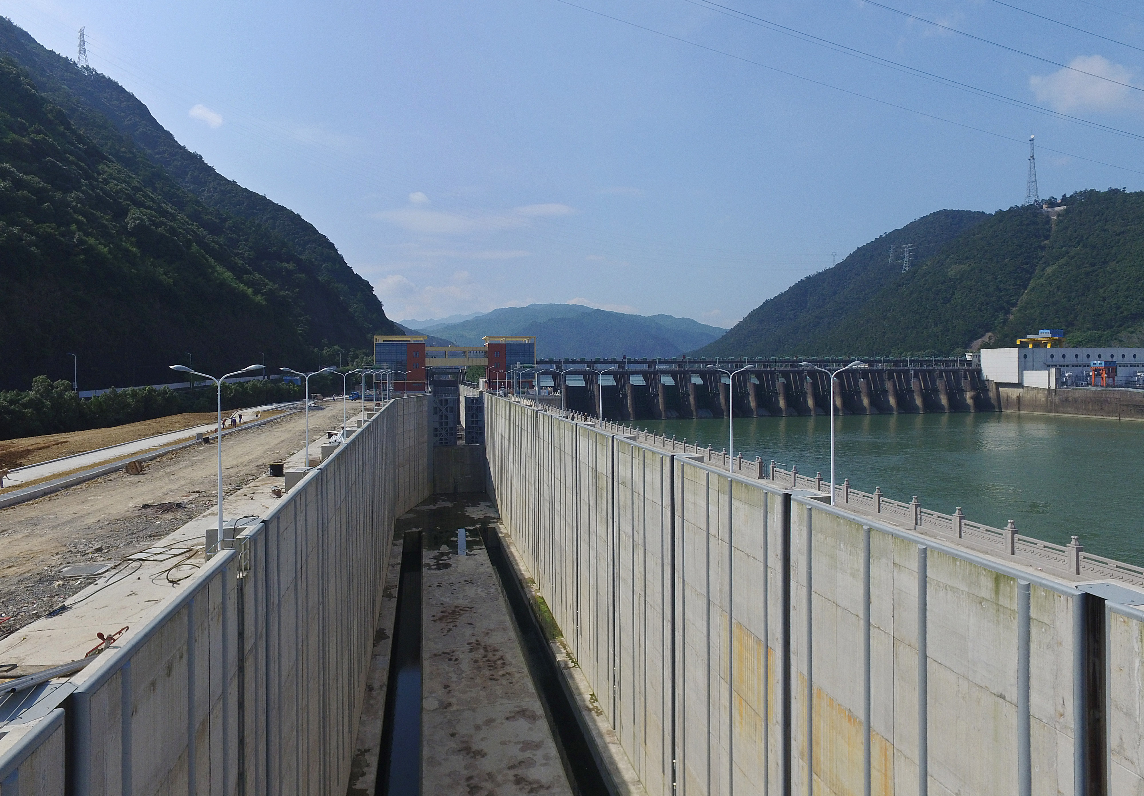 7月15日，桐庐富春江船闸扩建改造工程工地，新建船闸闸室开始充水。到目前，该工程已基本竣工，将于7月底之前试通航。项目建成后，通航船舶从原先的300吨级增至500吨级，双向年货运通过能力从原先的100万吨增至2500多万吨，将彻底打通钱塘江中上游的航运瓶颈。.jpg