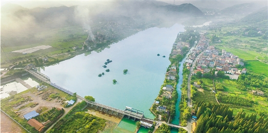 　空中俯瞰衢州柯城区石室乡乌溪江引水灌区改造工程，气势如虹。　本报记者　杨晓轩　摄.jpg