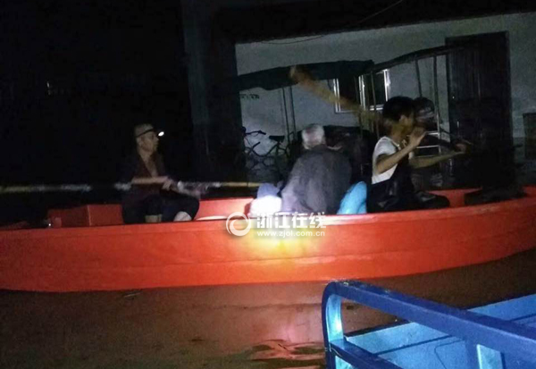 右边划船的就是李永楼.jpg