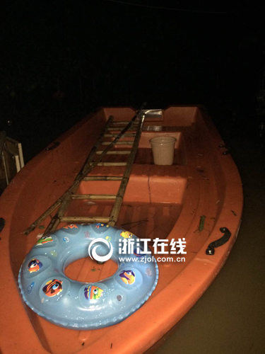 靠着这艘小船，李永楼兄弟俩救出了11名村民.jpg