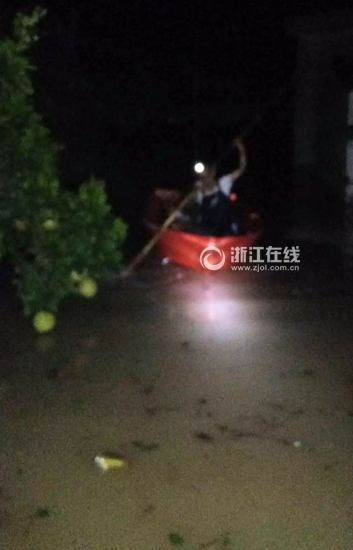 远远的只能看到李永楼头上矿灯射出的白光.jpg