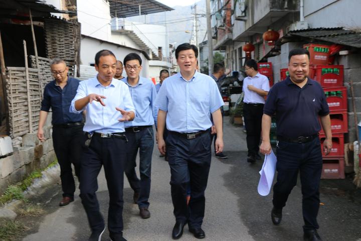 11月19日,丽水云和县委书记叶伯军在县委办,县府办,发改局,国土局,住