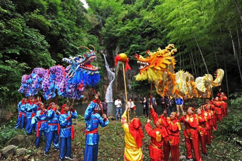浙江省安吉县大理村农民舞龙队在当地的九曲瀑景点彩排为游客表演的“双龙戏珠”节目（2016年6月4日摄）。