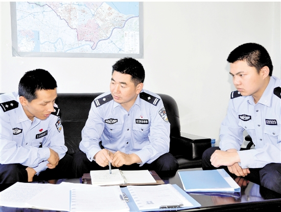 吴克亮（中）在和同事办理案件。.jpg