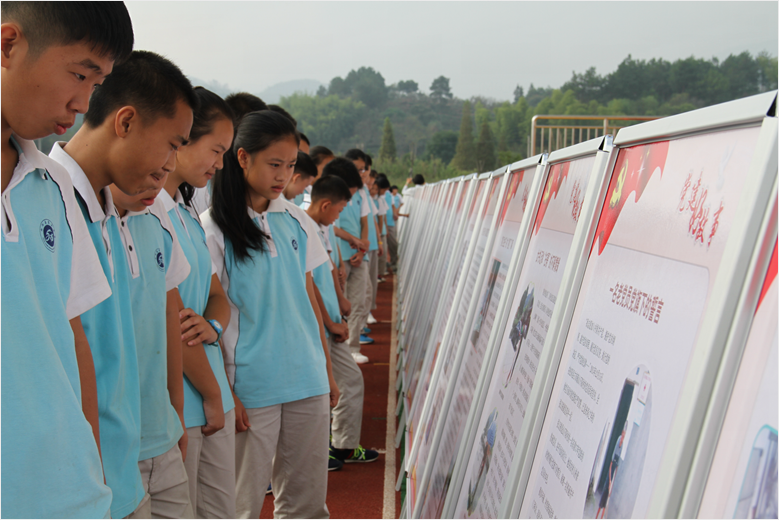 学生们在党史、党建好故事展板前驻足学习。.png