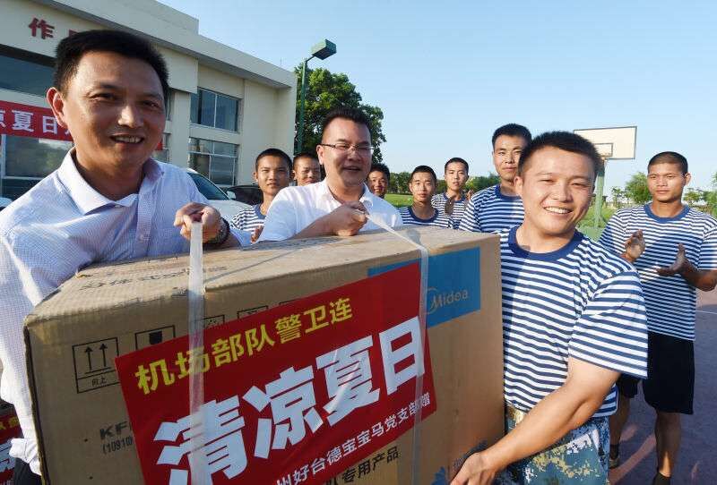 （清凉夏日）党总支为部队警卫连、驾驶连送清凉活动.jpg