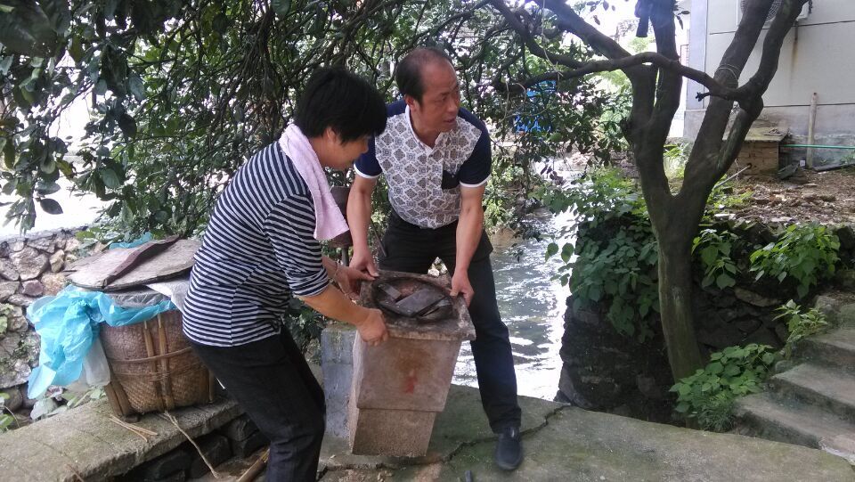 党代表到户开展代表活动日活动--到所联系户协助开展门前三包活动2.jpg