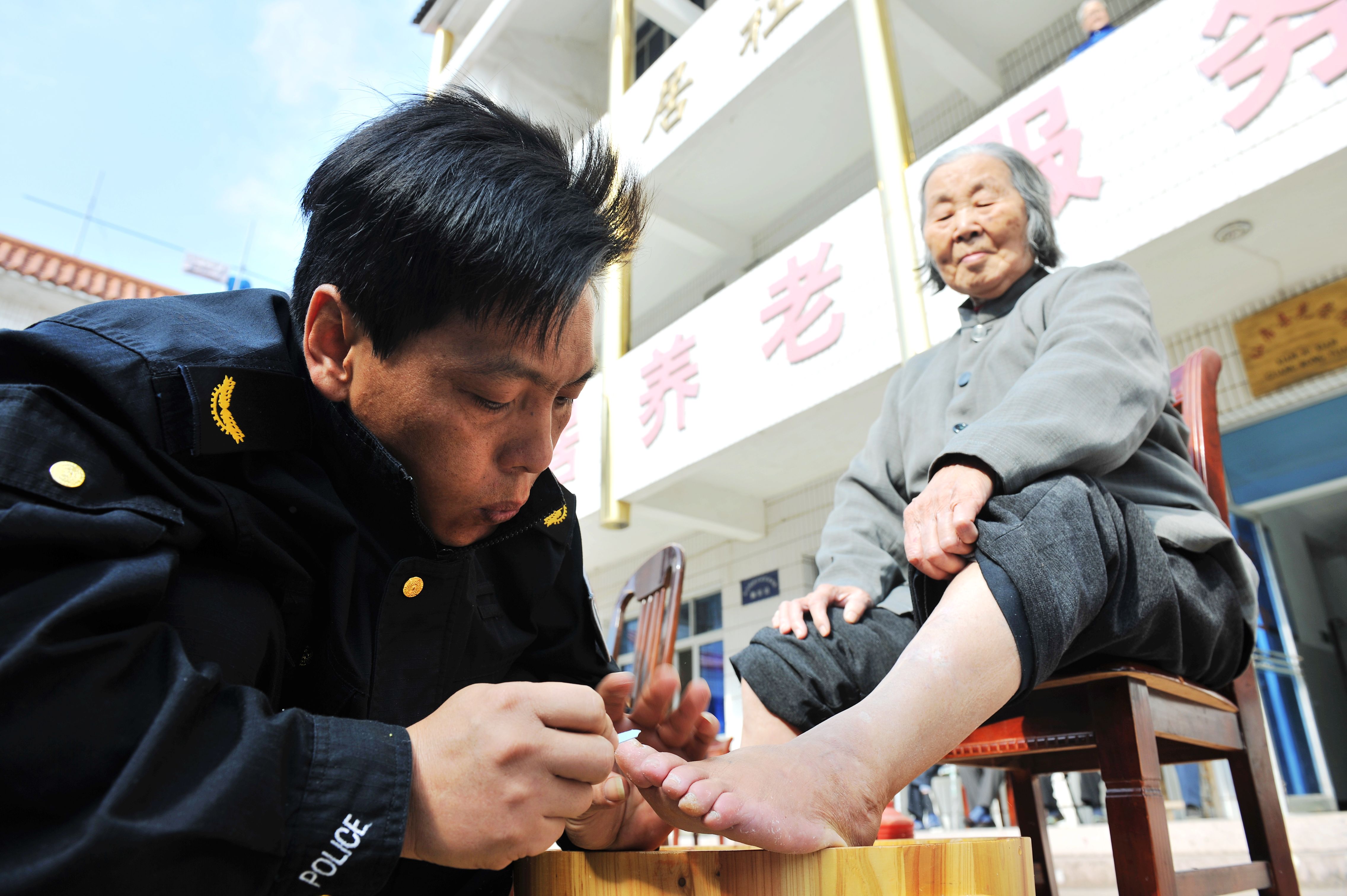 县公路局雷锋大队志愿者正在给福利院的老人修剪指甲.jpg
