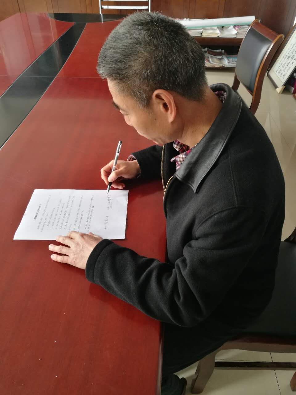 党员签订《护选承诺书》2.JPG