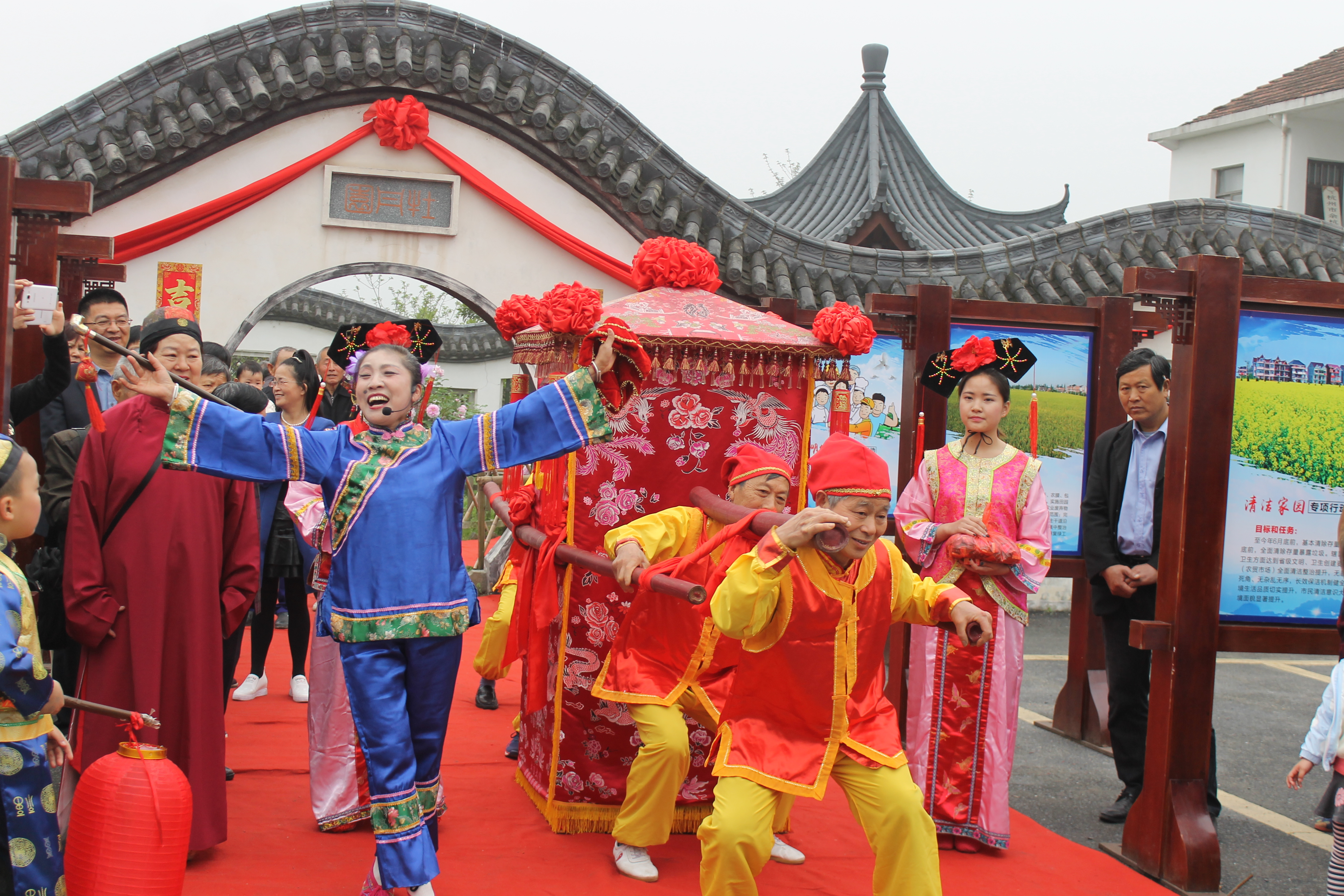 余杭区仁和街道普宁村文化礼堂展示中华传统婚礼仪式.JPG