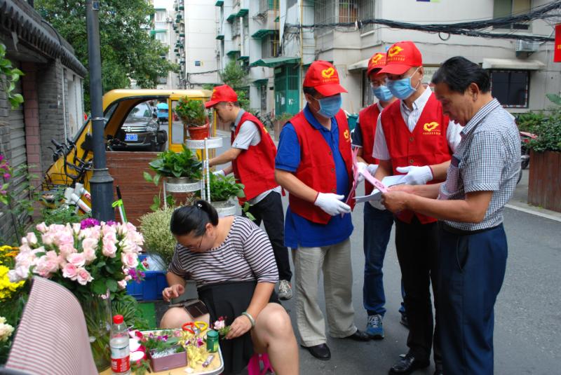 区委办党员志愿者参与灭蚊行动图片.jpg