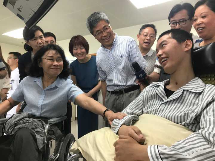 衢江奇迹少年章浩杰见到了海迪姐姐